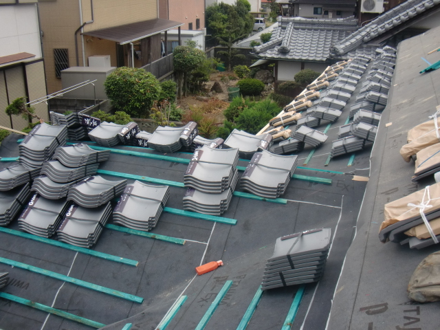 岸和田市土生町の屋根に瓦荷揚げ