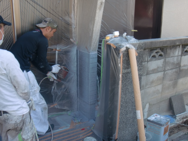 岸和田市吉井町のタイル部吹付で上塗り
