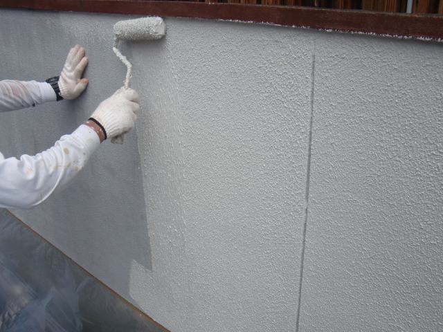 泉北郡忠岡町の塀を中塗り