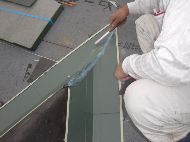 岸和田市春木本町の谷樋にコーキングうち