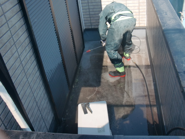 岸和田市尾生町のベランダ洗浄中