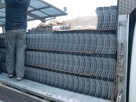 岸和田市東大路町の淡路産特上瓦の屋根の葺き替え工事中