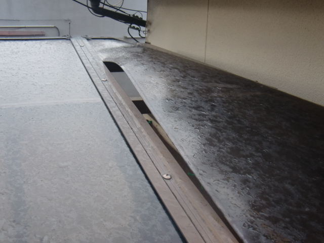 岸和田市吉井町のカーポート屋根の浮き現況