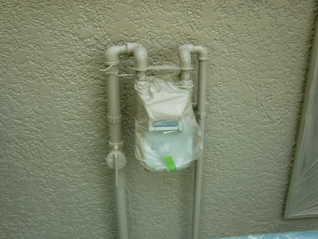 岸和田市天神山町のメーターの配管塗装