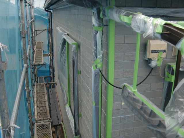 岸和田市尾生町の塗装工事の養生作業