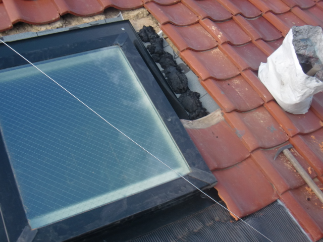 岸和田市西之内町で採光窓設置で瓦復旧