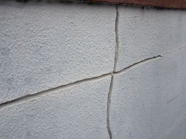 泉北郡忠岡町の塀のひび割れをカット