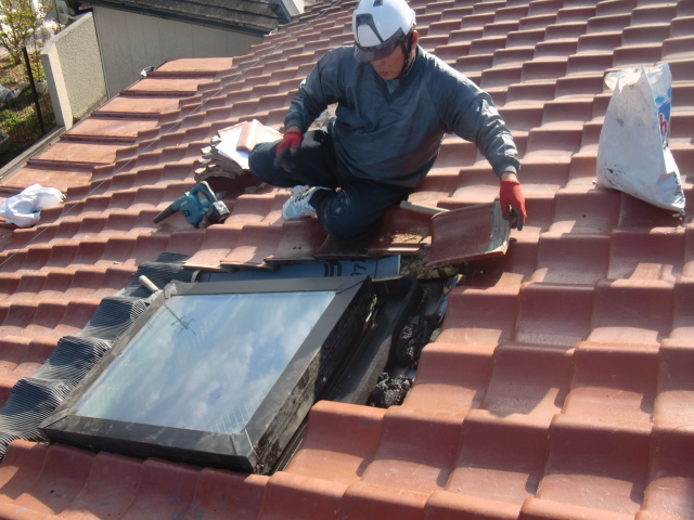 岸和田市西之内町で採光窓の瓦復旧