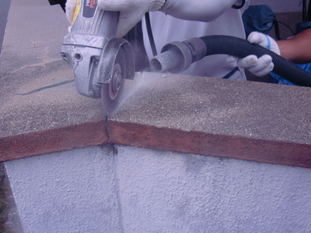 泉北郡忠岡町の塀の笠木のひび割れをカット