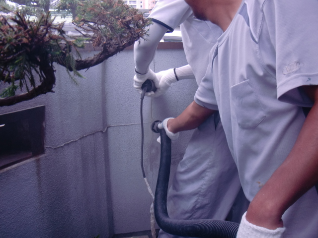 泉北郡忠岡町の塀の裏側のひび割れをカット