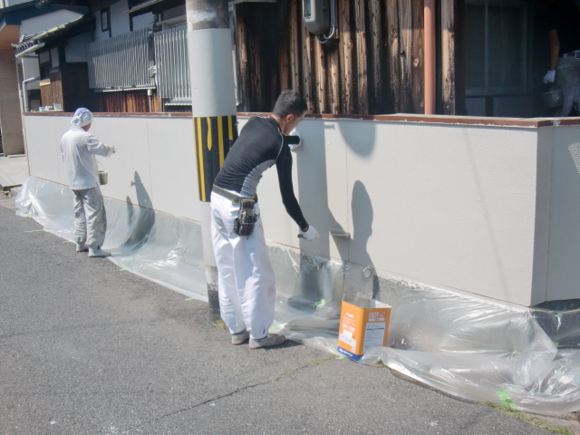 泉北郡忠岡町の塀を上塗り