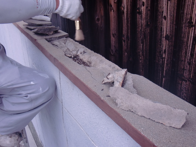 泉北郡忠岡町の塀の笠木のひび割れをカット