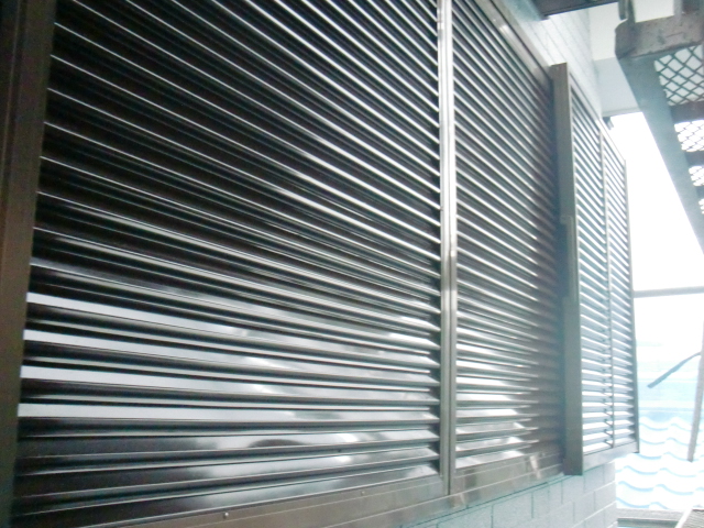 和泉市の雨戸塗装完了