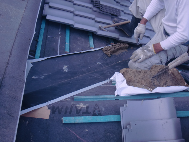 岸和田市土生町の下屋を引っ掛け桟瓦葺き中