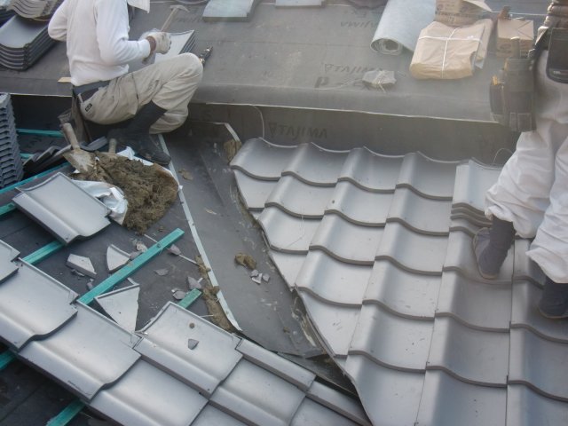 岸和田市土生町の下屋の谷樋際に瓦を葺きました