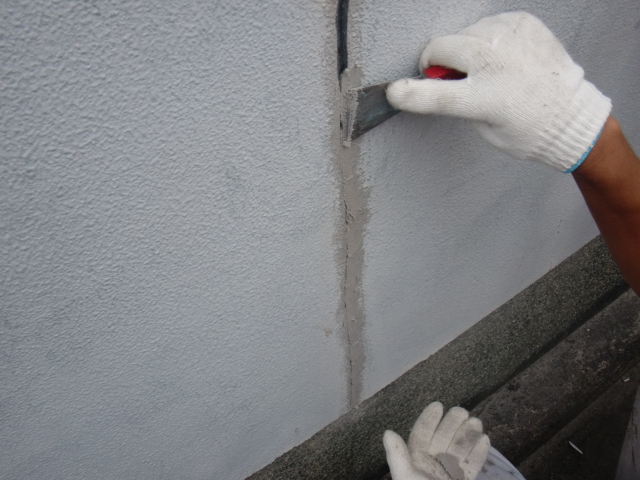 泉北郡忠岡町の塀のひび割れにウレタン樹脂充填