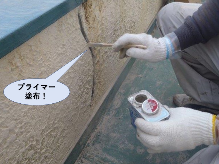岸和田市のベランダのクラックにプライマー塗布