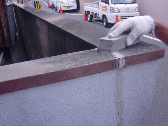 泉北郡忠岡町の塀の笠木のひび割れの補修