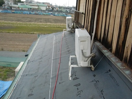 岸和田市東大路町の屋根瓦葺き替えで既存瓦と土の撤去2日目