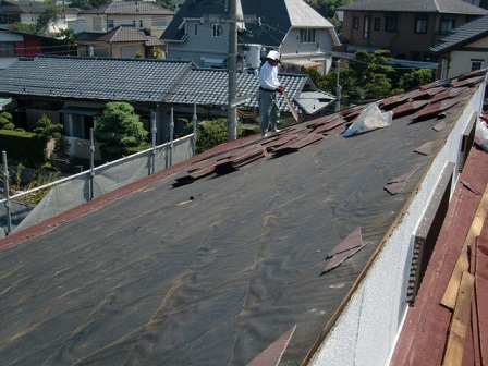 岸和田市上松町でスレート屋根の葺き替え工事着工　既存瓦撤去
