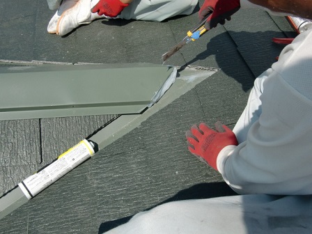 岸和田市上松町の屋根スレート瓦の葺き替えで取り合い部雨仕舞
