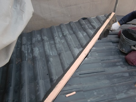 岸和田市土生町で屋根の洋瓦の葺き替えと棟瓦の設置