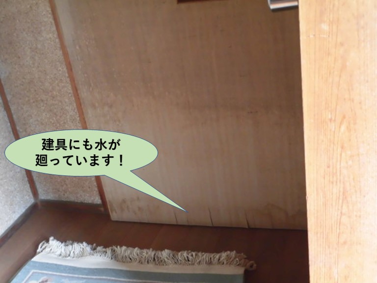 岸和田市の玄関の建具にも水が廻っています