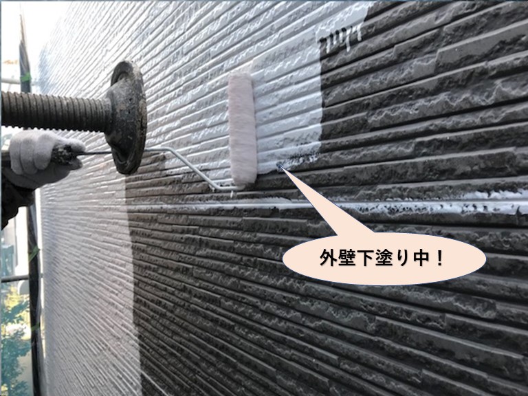 貝塚市の外壁下塗り中