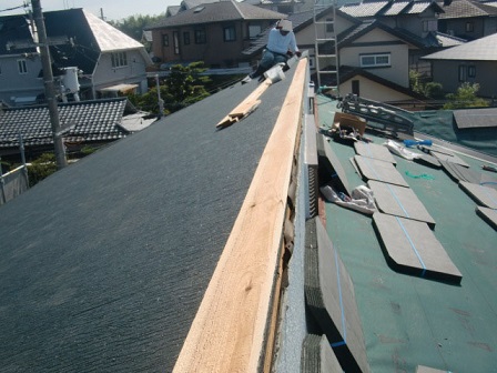 岸和田市上松町の屋根スレート瓦への葺き替え棟工事