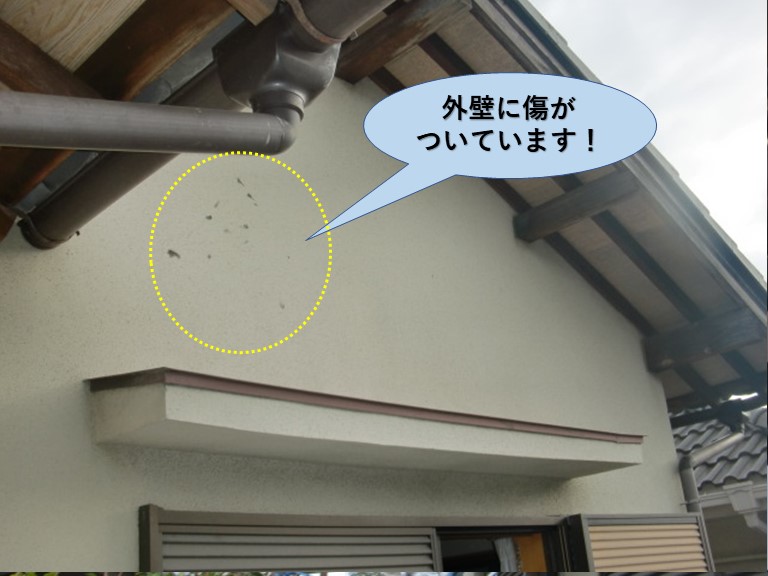和泉市の外壁に傷がついています