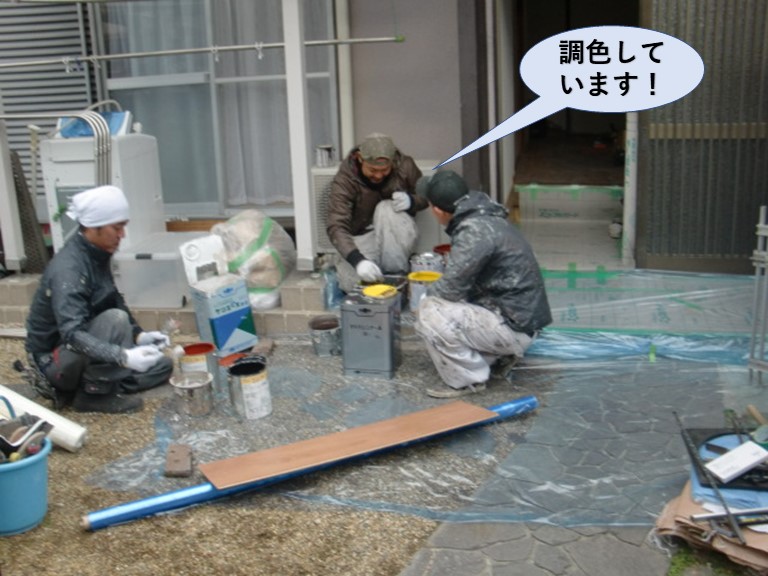 泉大津市の屋根の天井板の色を調色しています！