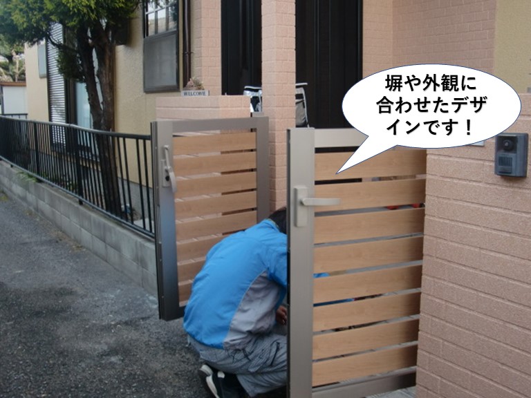 忠岡町の外観や塀に合わせたデザインの門扉