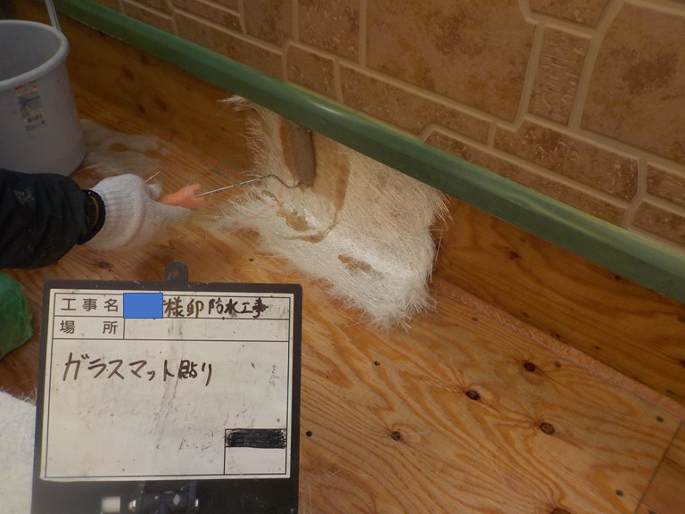 和泉市のベランダにガラスマットを貼ります