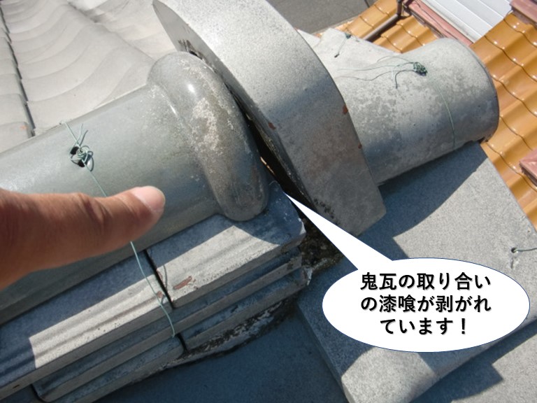 泉大津市の鬼瓦の取り合いの漆喰が剥がれています