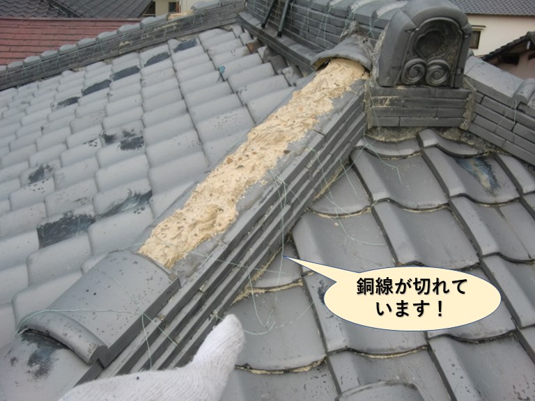 貝塚市の棟の銅線が切れています