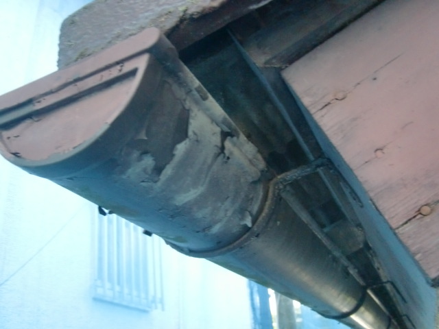 岸和田市天神山町の塗膜が剥げた雨樋