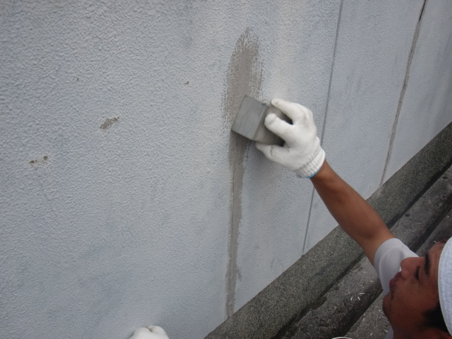 泉北郡忠岡町の塀のひび割れにウレタン樹脂充填