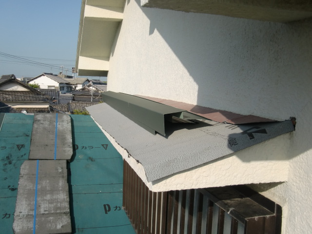 泉南市岡田の庇に鋼板設置