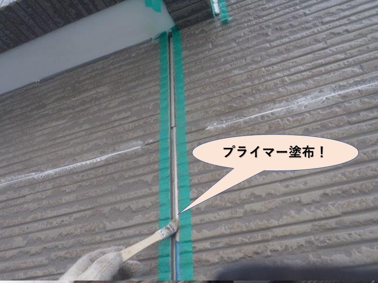 貝塚市の外壁の目地にプライマー塗布