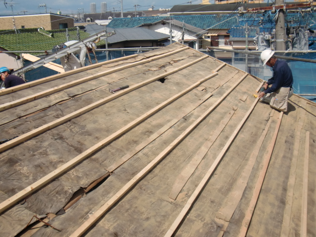 岸和田市吉井町の屋根の合板の下地設置
