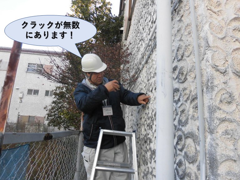 泉佐野市の外壁にクラックが無数にあります！
