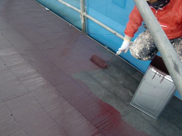 岸和田市尾生町の屋根上塗り一回目（中塗り）