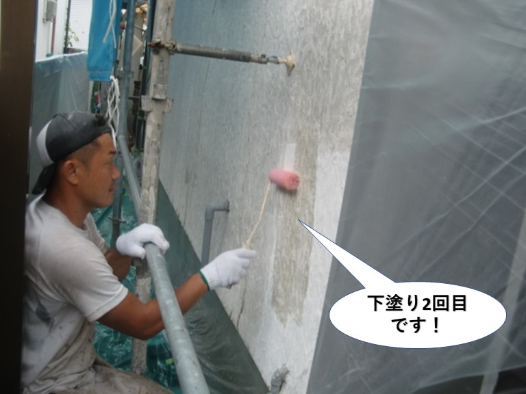 泉南市の外壁を下塗り2回目です