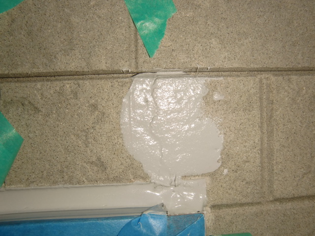 岸和田市尾生町のサイディングのクラックにシーリング充填