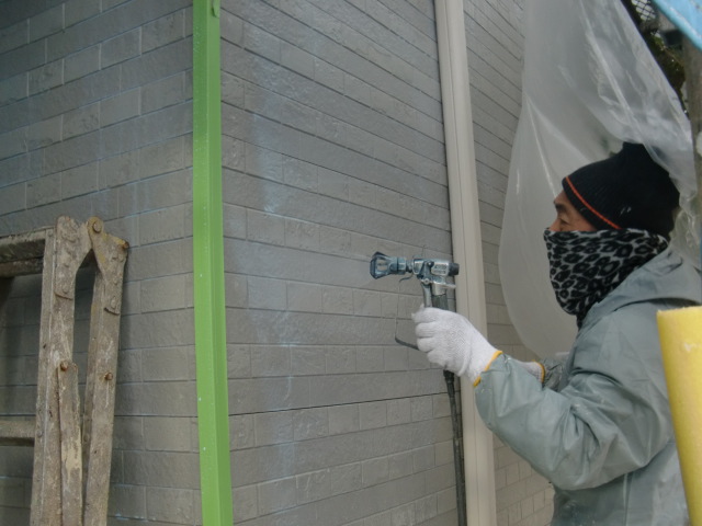岸和田市尾生町の外壁を吹き付けで下塗り