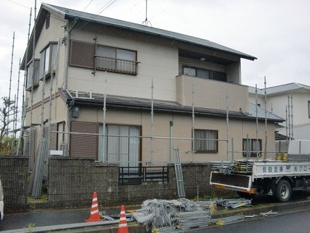 岸和田市真上町の屋根塗装と外壁塗装で足場設置