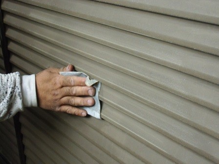 岸和田市春木本町の外壁塗装の雨樋・雨戸などの塗装