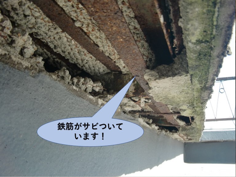 岸和田市の陸屋根の鉄筋が錆びついています