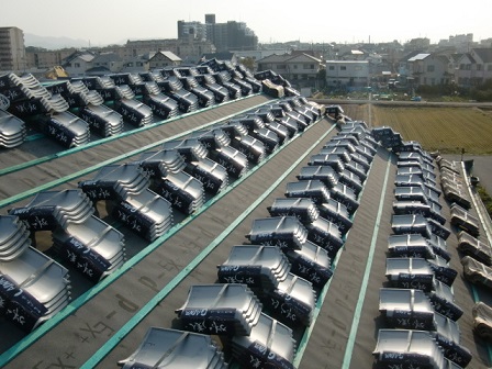 岸和田市東大路町の屋根瓦の葺き替えと桟木の設置