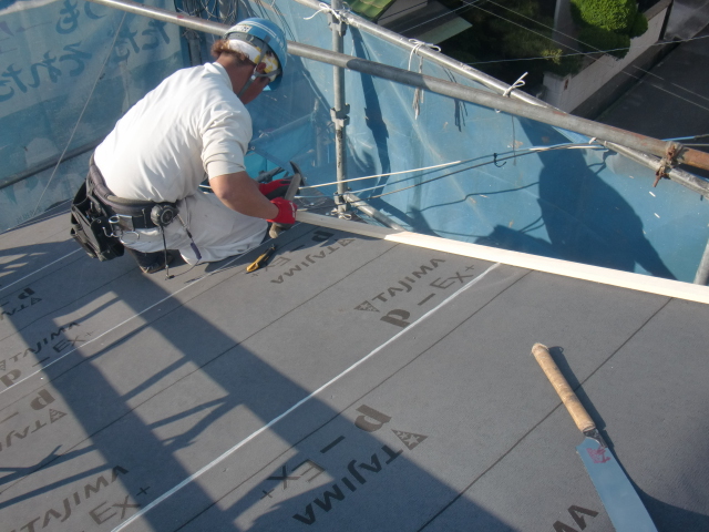 岸和田市吉井町の屋根に防水シート貼り